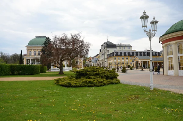 La ciudad balneario de Franzensbad con parques y casas de spa en la primavera — Foto de Stock