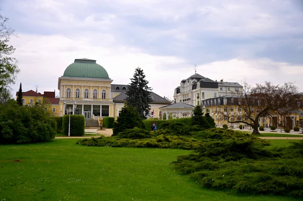 A cidade termal de Franzensbad com parques e casas de spa na primavera — Fotografia de Stock