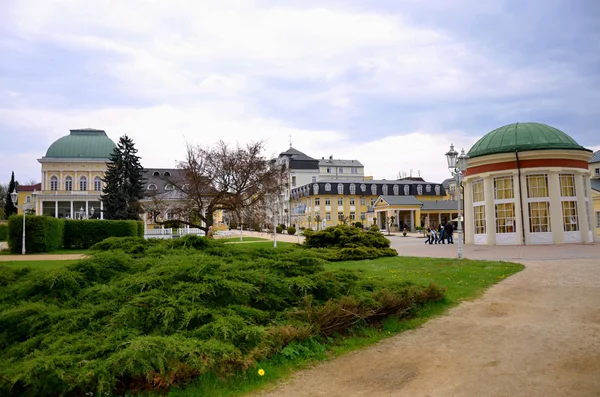 A cidade termal de Franzensbad com parques e casas de spa na primavera — Fotografia de Stock