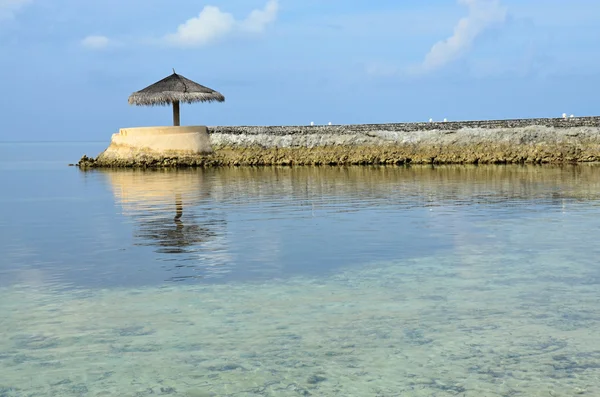 Ινδικό Ωκεανό με θαλάσσια πίτες και παραλία ομπρέλα maledives — Φωτογραφία Αρχείου