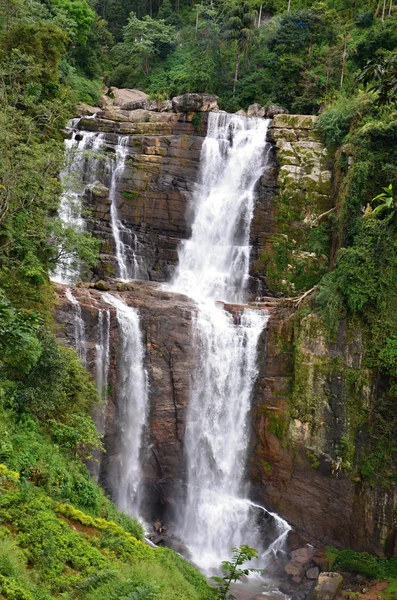 Cascada en las tierras altas de Sri Lanka — Foto de Stock
