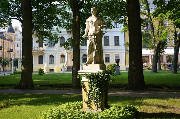 Spa Franzensbad République tchèque avec sculpture dans la zone piétonne — Photo