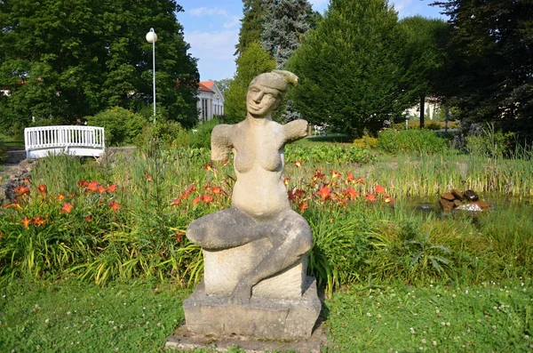 Spa Franzensbad République tchèque avec sculpture dans la zone piétonne — Photo
