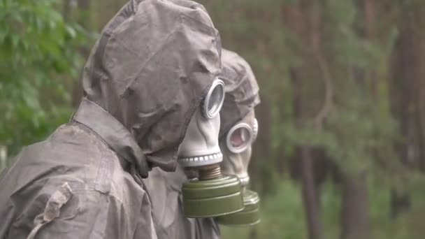 HAZMAT teamlid met gezichtsmasker en zuurstoftank in beschermend pak tijdens een nucleaire of biologische rampenparaatheidsboor. Ontsmetting in beschermingspak desinfecteert door hevige pandemie — Stockvideo