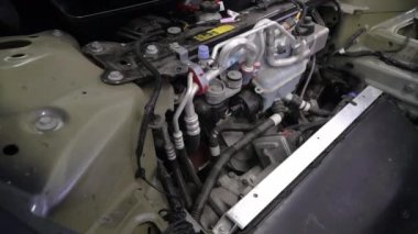 Fabrikadaki elektrikli araba motorunun detaylı görüntüsünü kapat. Bir araba galerisinde gösterilen Amerikan yapımı elektrikli aletler. Tanı ve orijinal yedek parçaları onarım. Gezegeni kurtarıyorum.