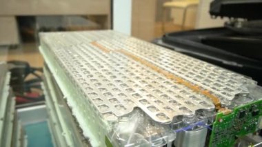 Modern lityum iyon bataryalarını kapatıyoruz elektrikli araç EV konsepti, ulaşım endüstriyel teknoloji arka planı için otomobil fabrikasında Li-Ion paketleri üretiyoruz. Tamir et. Değiştirme parçaları 4k