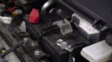 Fabrikadaki elektrikli araba motorunun detaylı görüntüsünü kapat. Bir araba galerisinde gösterilen Amerikan yapımı elektrikli aletler. Tanı ve orijinal yedek parçaları onarım. Gezegeni kurtarıyorum.