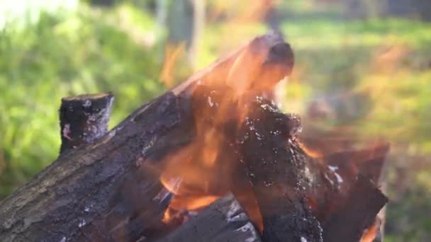 被砍断的柴火的特写。在木头上生火，在石头壁炉中焚烧碎木头。熊熊烈火。燃烧着木头上的橙色火焰。非常热的木炭在4k的烤炉中燃烧 — 图库视频影像