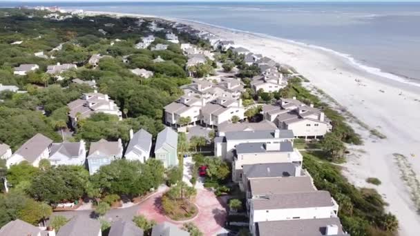 Aerial drone shot of Beach coastline in California with blue Pacific Ocean with waves coming in and beach with nice houses on the background. American suburb city. oncept of travel and recreation 4K — Αρχείο Βίντεο