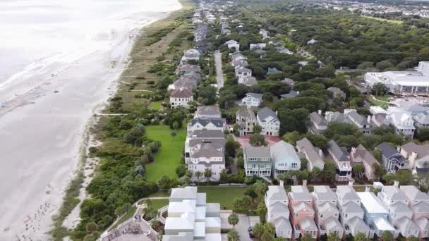 Aerial drone shot of Beach coastline in California with blue Pacific Ocean with waves coming in and beach with nice houses on the background. American suburb city. oncept of travel and recreation 4K — Αρχείο Βίντεο