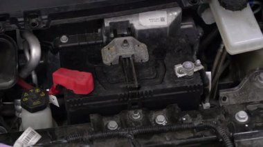 Fabrikadaki elektrikli araba motorunun detaylı görüntüsünü kapat. Bir araba galerisinde gösterilen Amerikan yapımı elektrikli aletler. Tanı ve orijinal yedek parçaları onarım. Gezegeni kurtarıyorum.