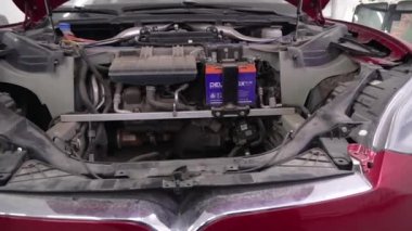 Fabrikadaki elektrikli araba motorunun detaylı görüntüsünü kapat. Bir araba galerisinde gösterilen Japon yapımı elektrikli aletler. Tanı ve orijinal yedek parçaları onarım. Gezegen 4k kurtarılıyor.