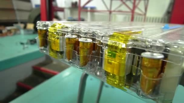 閉じる電気自動車のEVコンセプト、輸送産業技術の背景のための工場で車のための近代的なリチウムイオン電池リチウムイオンパックを製造しています。修理だ。交換部品4k — ストック動画