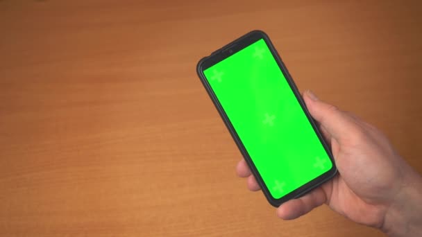 Смартфон і кредитна дебетова картка в руках людини смартфон-зелений екран для хрома-ключа на вулиці восени. Інтернет-комерція та платежі за товари та послуги через Інтернет для покупки 4k — стокове відео
