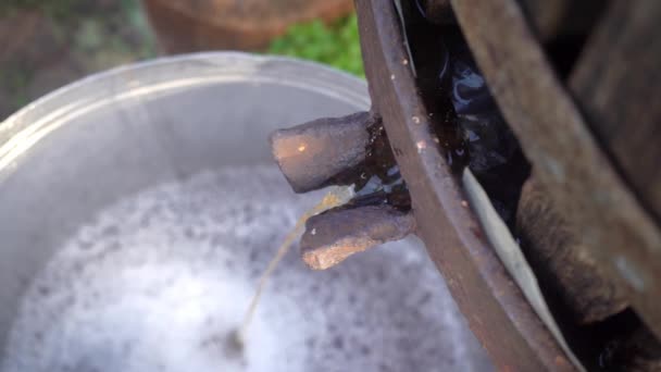 Preparação de suco de maçã fresco com uma velha prensa de fruto. Feche apertando de maçãs frescas na prensa de madeira ao balde para produzir a cidra na aldeia. Armazém de embalagem de frutas, processamento de alimentos 4k — Vídeo de Stock