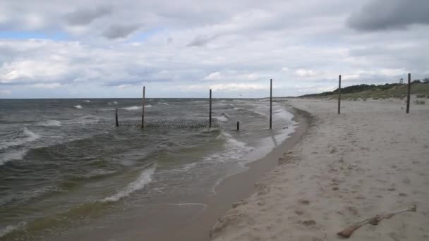 Fale Morzu Bałtyckim Ogrodzeniem Granicznym Polskiej Granicy Federacją Rosyjską Wschodnia — Wideo stockowe