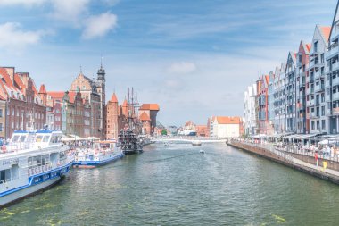 Gdansk, Polonya - 4 Temmuz 2021: Tarihi Gdansk kasabasındaki Motlawa Nehri kıyısı manzarası.