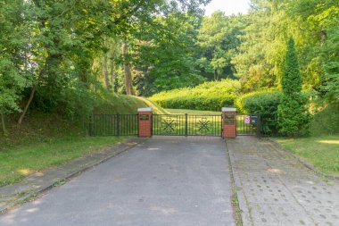 Gdansk, Polonya - 7 Temmuz 2021: Fransız Askeri Mezarlığına Giriş.