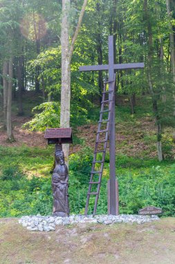 Gdansk, Polonya - 7 Temmuz 2021: İsa 'nın bedeni çarmıhtan indirilmiştir, Haç İstasyonları Gdansk Matemblewo' daki Hamilelik Bakanlığımızdadır..