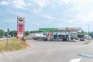 Gdansk, Polonya - 7 Temmuz 2021: AMIC Enerji benzin istasyonu. Avusturyalı yakıt şirketi.