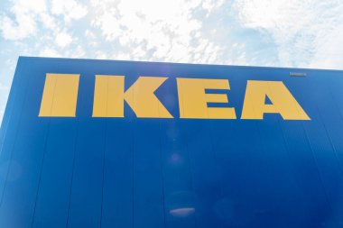 Gdansk, Polonya - 7 Temmuz 2021: IKEA Amblemi, İsveç merkezli Hollanda merkezli çok uluslu şirket mobilyaları tasarlıyor ve monte etmeye hazır hale getiriyor..