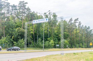 Gdansk, Polonya - 7 Temmuz 2021: Gdansk 'taki Lech Walesa havaalanını gösteren tabela.