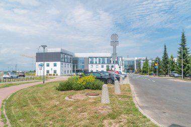 Gdansk, Polonya - 7 Temmuz 2021: İnşaat hakkında bilgi Logotype. Intel Corporation, merkezi Santa Clara, Kaliforniya 'da bulunan çok uluslu bir teknoloji şirketidir..