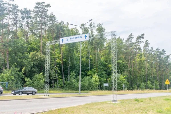 Gdansk, Polonya - 7 Temmuz 2021: Gdansk 'taki Lech Walesa havaalanını gösteren tabela.
