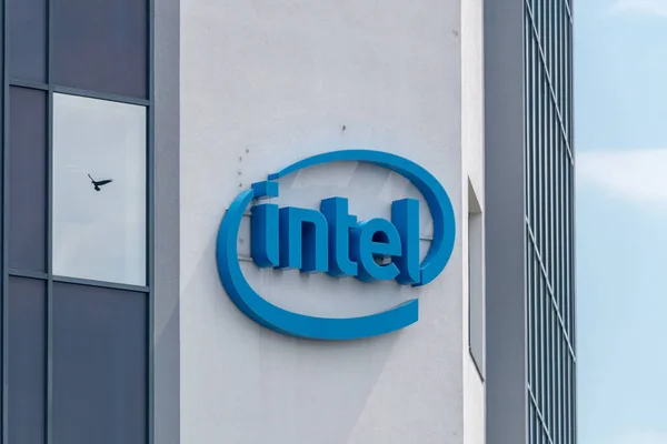 Gdansk, Polonya - 7 Temmuz 2021: Intel logosu 3 Ocak 2006 'dan 2 Eylül 2020' ye kadar kullanıldı.