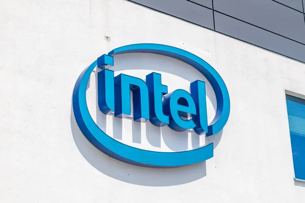 Gdansk, Polonya - 7 Temmuz 2021: Intel logosu 3 Ocak 2006 'dan 2 Eylül 2020' ye kadar kullanıldı. Intel Corporation, Amerikan çok uluslu bir teknoloji şirketidir..