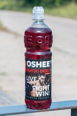 Gdansk, Polonya - 7 Temmuz 2021: OSHEE İzotonik Kuşüzümü.