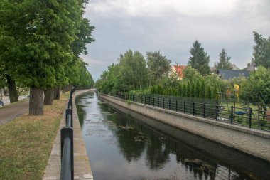 Radunia Kanalı Gdansk, Polonya 'da bulutlu bir günde.