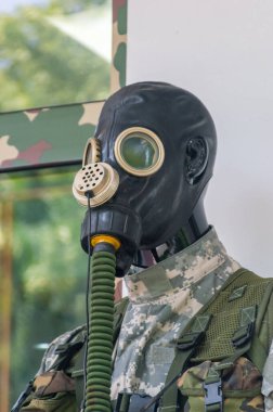 Gaz maskeli manken kafası.