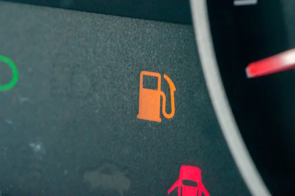 汽车中的照明燃料储备指示器 — 图库照片