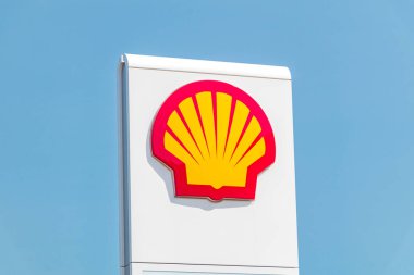 Gdansk, Polonya - 14 Temmuz 2021: Mavi gökyüzünde deniz kabuğu benzin istasyonu logosu. Royal Dutch Shell plc, merkezi Hollanda 'nın Lahey kentinde bulunan bir İngiliz-Hollandalı çok uluslu petrol ve gaz şirketidir..