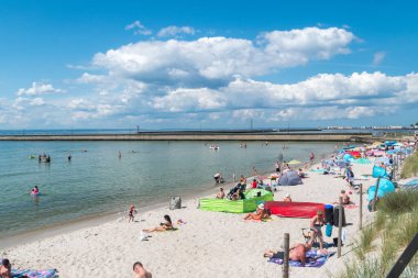Hel, Polonya - 20 Temmuz 2021: Yaz günü turistlerle dolu Baltık Denizi.