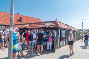 Hel, Polonya - 20 Temmuz 2021: Hel 'deki Gdansk Üniversitesi Oşinografi Enstitüsü' nden Denizci İstasyonu Prof. Krzysztof Skora 'nın Sığınağı.