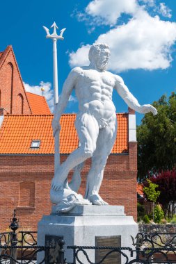 Hel, Polonya - 20 Temmuz 2021: Heldeki Neptün Anıtı.