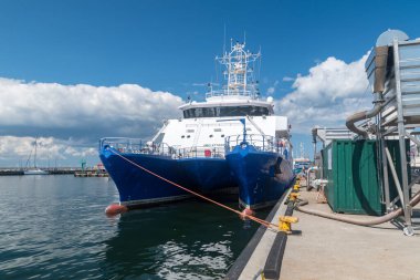 Hel, Polonya - 20 Temmuz 2021: Hel Limanı 'ndaki Gdansk Üniversitesi Okyanus Bilimi Enstitüsü Gemisi.