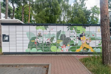 Hel, Polonya - 20 Temmuz 2021: Paczkomat adlı posta kutusu.