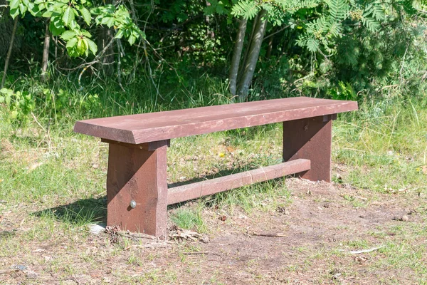 公园里的空而简单的木制长椅 — 图库照片
