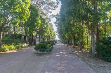 Jurata, Polonya - 20 Temmuz 2021: Yazın Jurata 'da ana gezinti alanı. Jurata popüler bir Polonya sahil beldesidir..