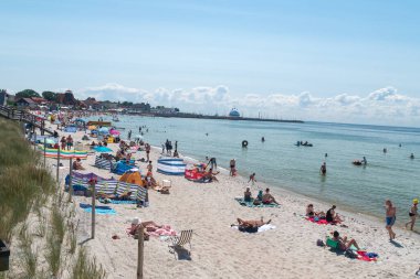 Hel, Polonya - 20 Temmuz 2021: kalabalık sahil manzarası. Sıcak yaz günlerinde turistler, güneşli yataklar ve rüzgarlar.