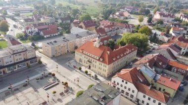 Olsztynek, Polonya - 3 Ekim 2021: Olsztynek belediye binasında hava rotası görünümü.