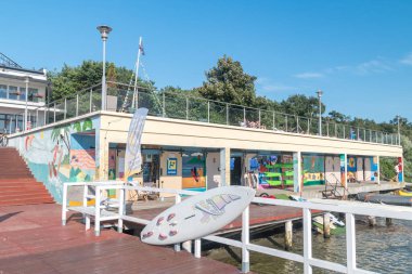 Jurata, Polonya - 20 Temmuz 2021: Jurata Sörf Okulu. Jurata popüler bir Polonya sahil beldesidir..