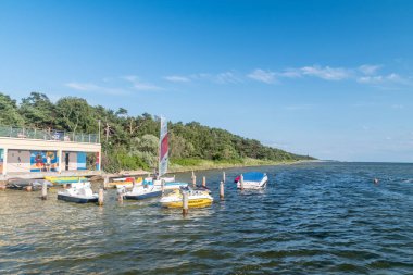 Jurata, Polonya - 20 Temmuz 2021: Jurata kıyı şeridinde yaz manzarası.