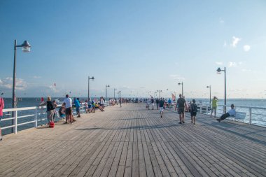 Jastarnia, Polonya - 20 Temmuz 2021: Jastarnia ahşap iskelede yaz mevsiminde birçok turist.