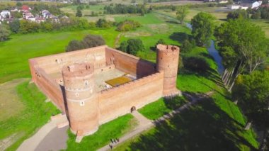 Polonya 'daki Ciechanow' daki Masovian Düklerinin Medival tuğladan kalesinin hava manzarası. Şato, Masovialı Dük III. Siemowit tarafından 14. ya da 15. yüzyılda inşa edilmiştir..