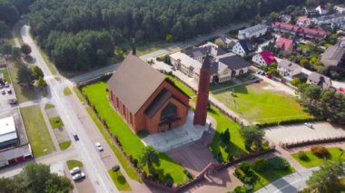 Kozienice, Polonya - 3 Ekim 2021: Kutsal Aile mesleğinin havadan görünüşü.