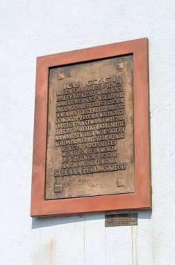 Rozewie, Polonya - 21 Temmuz 2021: Stefan Zeromski 'nin anma plaketi. Stefan Zeromski 20. yüzyılın başlarında genç Polonya hareketine mensup Polonyalı bir romancı ve dramatikti..